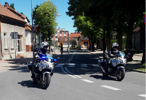 Zabezpieczenie triathlonu przez policjantów na motocyklach