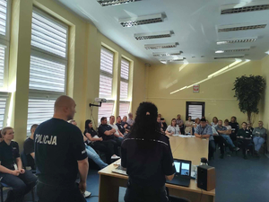 Policjanci z KWP w Olsztynie omawiają zagadnienia ze szkolenia