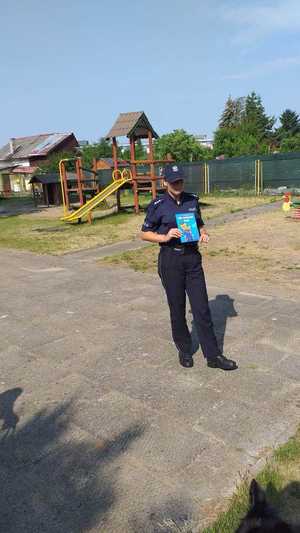 Policjantka prezentuje książeczkę - Na ratunek Poli