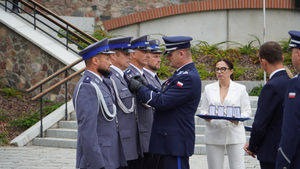 Zastępca Komendanta Wojewódzkiego Policji w Olsztynie  wręcza odznaczenia