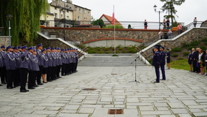 Zastępca Komendanta Wojewódzkiego Policji w Olsztynie wita się z Policjantami