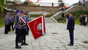 Zastępca Komendanta Wojewódzkiego Policji w Olsztynie wita się ze sztandarem